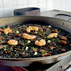 Fideuà amb tinta de calamar